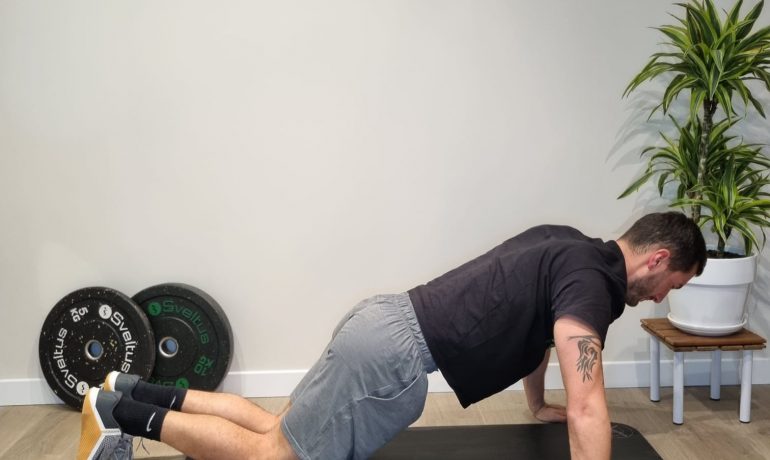 Sport à domicile : 5 exercices sans matériel - Guide 2025
